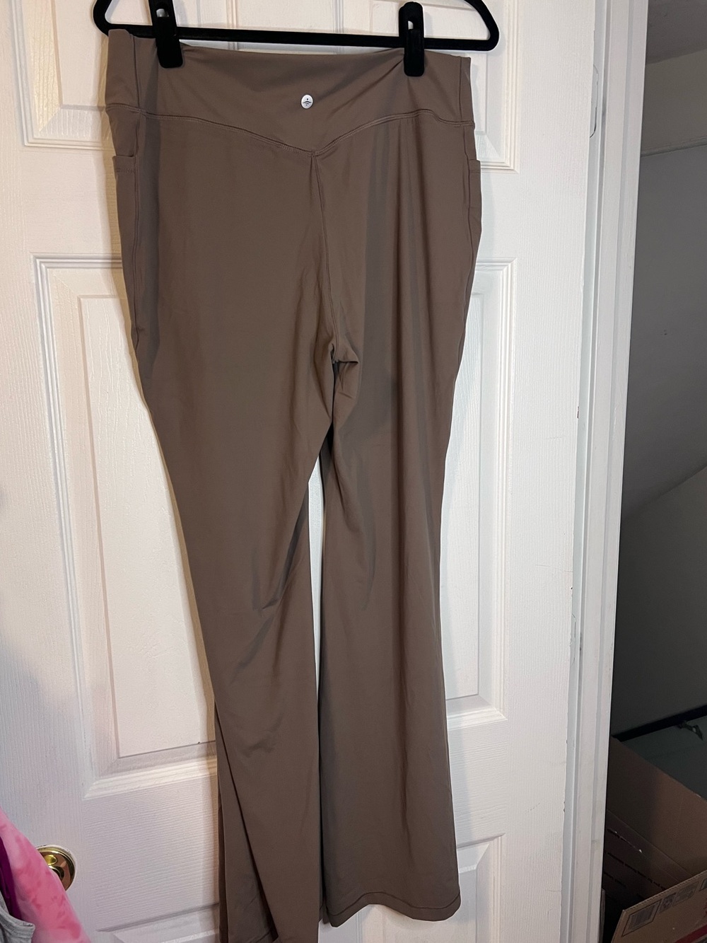 #706 NWOT Halara Crossover Flare Yoga Leggings Taupe XL Regular Pockets - Picture 3 of 7